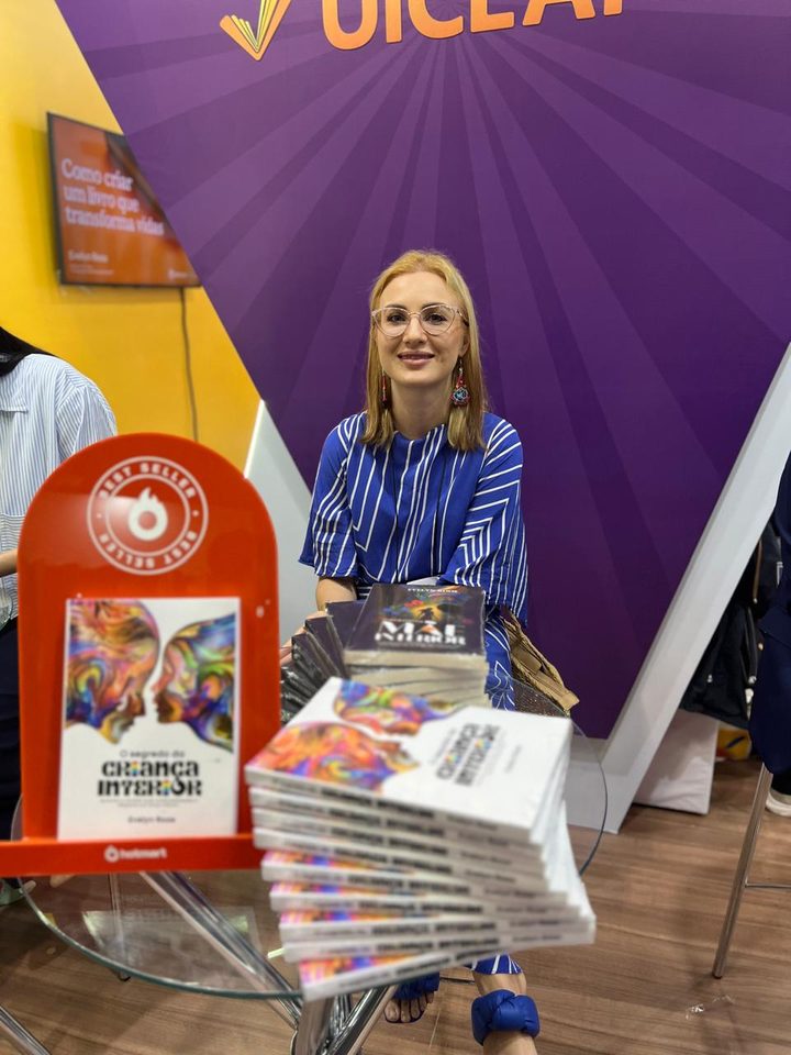 Evelyn Roos firmando libros en la Bienal del Libro de São Paulo 2026
