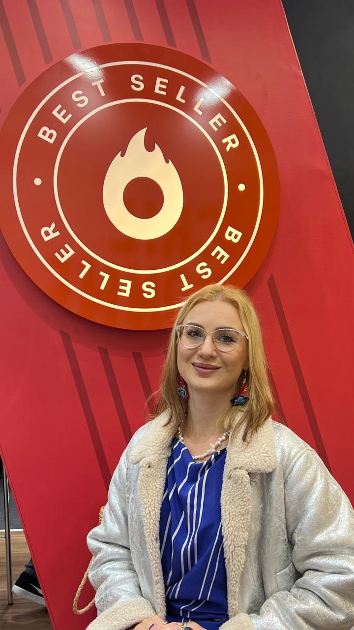 Evelyn Roos junto al sello Best Seller de Hotmart en la Bienal del Libro de São Paulo 2026
